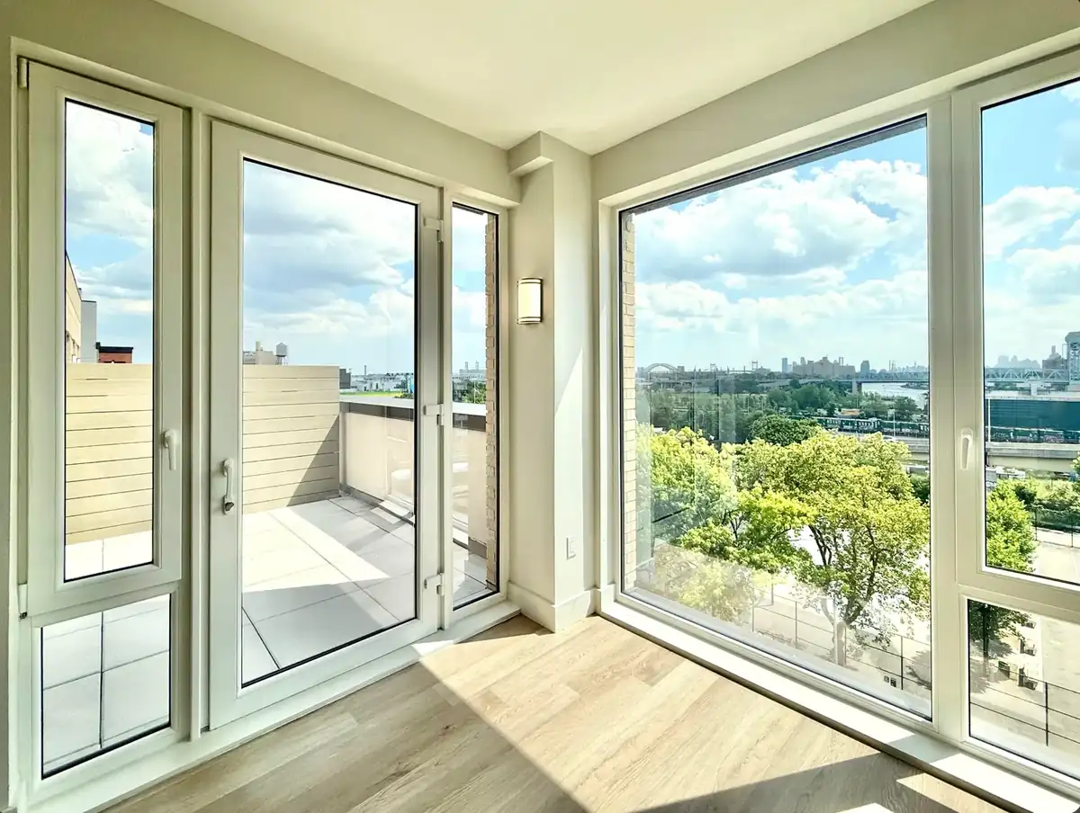Penthouse 708 corner river and city view